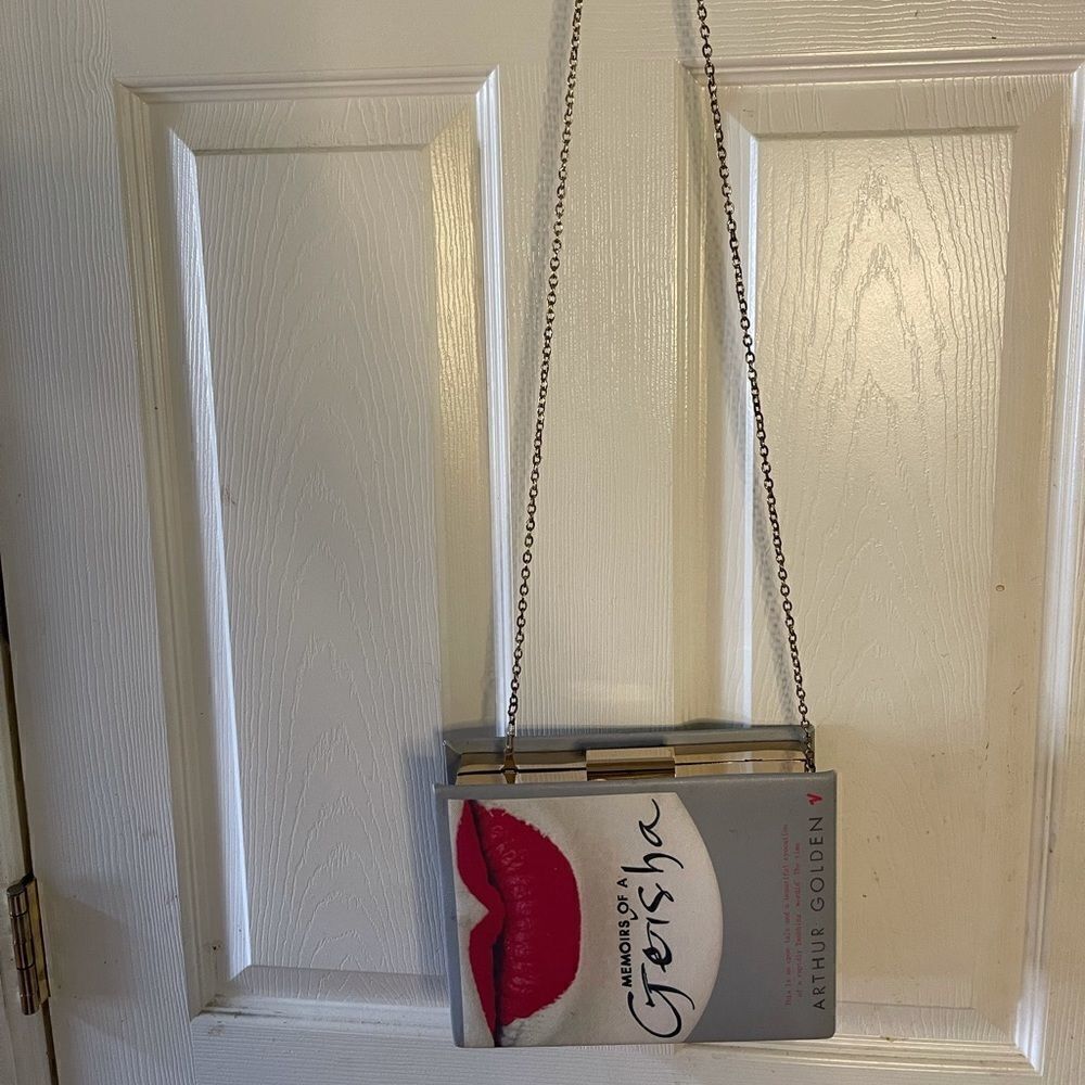 Red lips book cover crossbody bag extremely elegant pre owned .